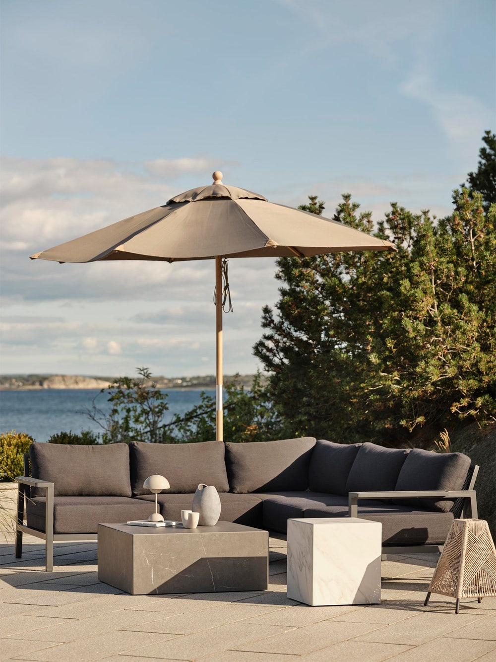 Reggio-parasoll-8845-25-Taupe-Natur-miljo-05.jpg Reggio-parasoll-8845-25-Taupe-Natur-miljo-05