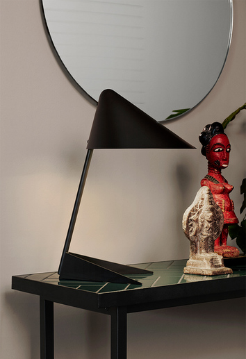  Ambience Bordslampa Black på avlastningsbord bredvid statyetter