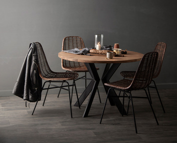Monogram Steel Matbord Runt uppdukat med frukost med stolar i flätat material