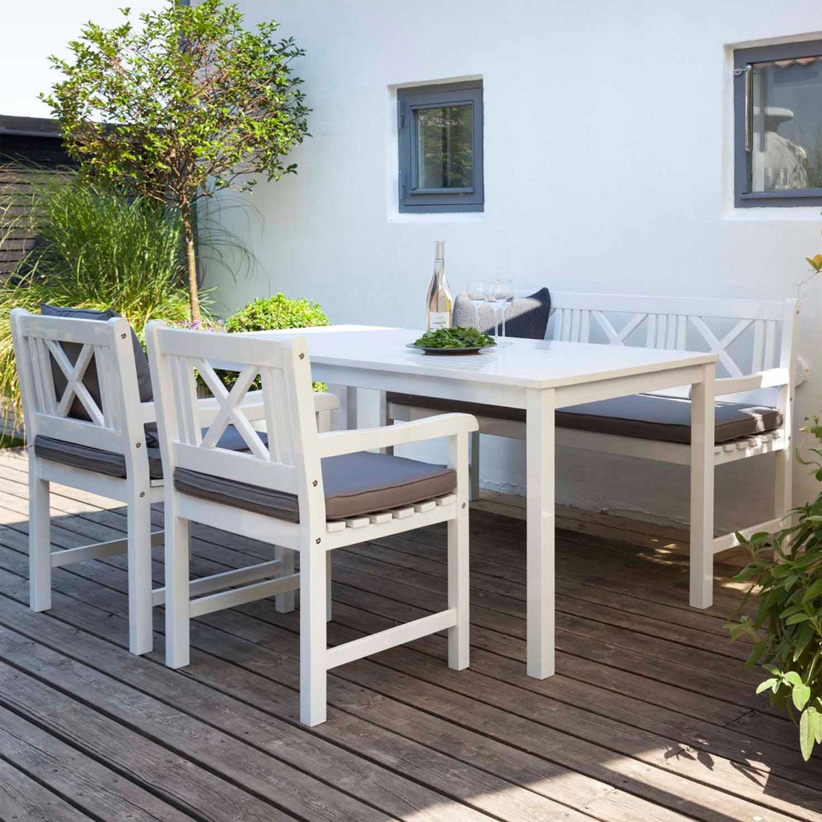 Rosenborg Trädgårdsgrupp vitlackad Mahogny på en solig altan.