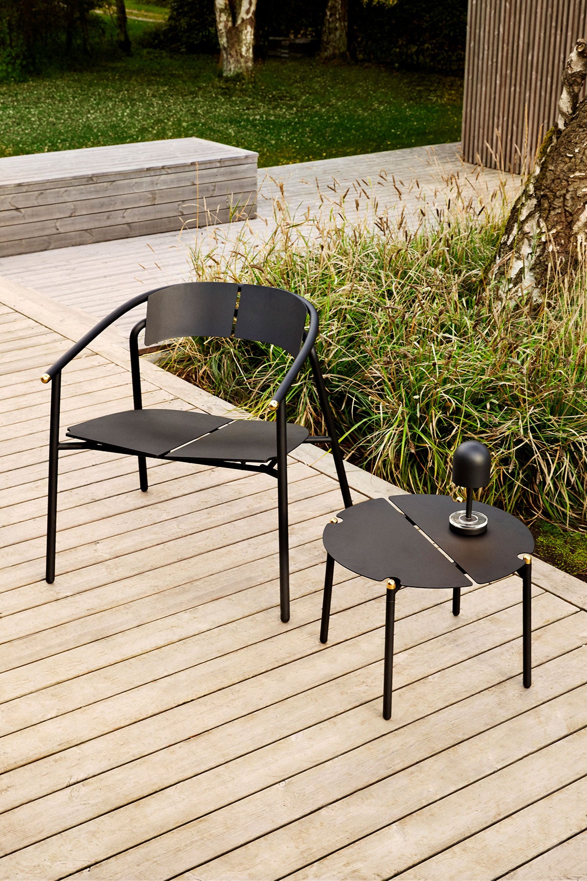 Novo Loungestol och Loungebord på trädäck utomhus