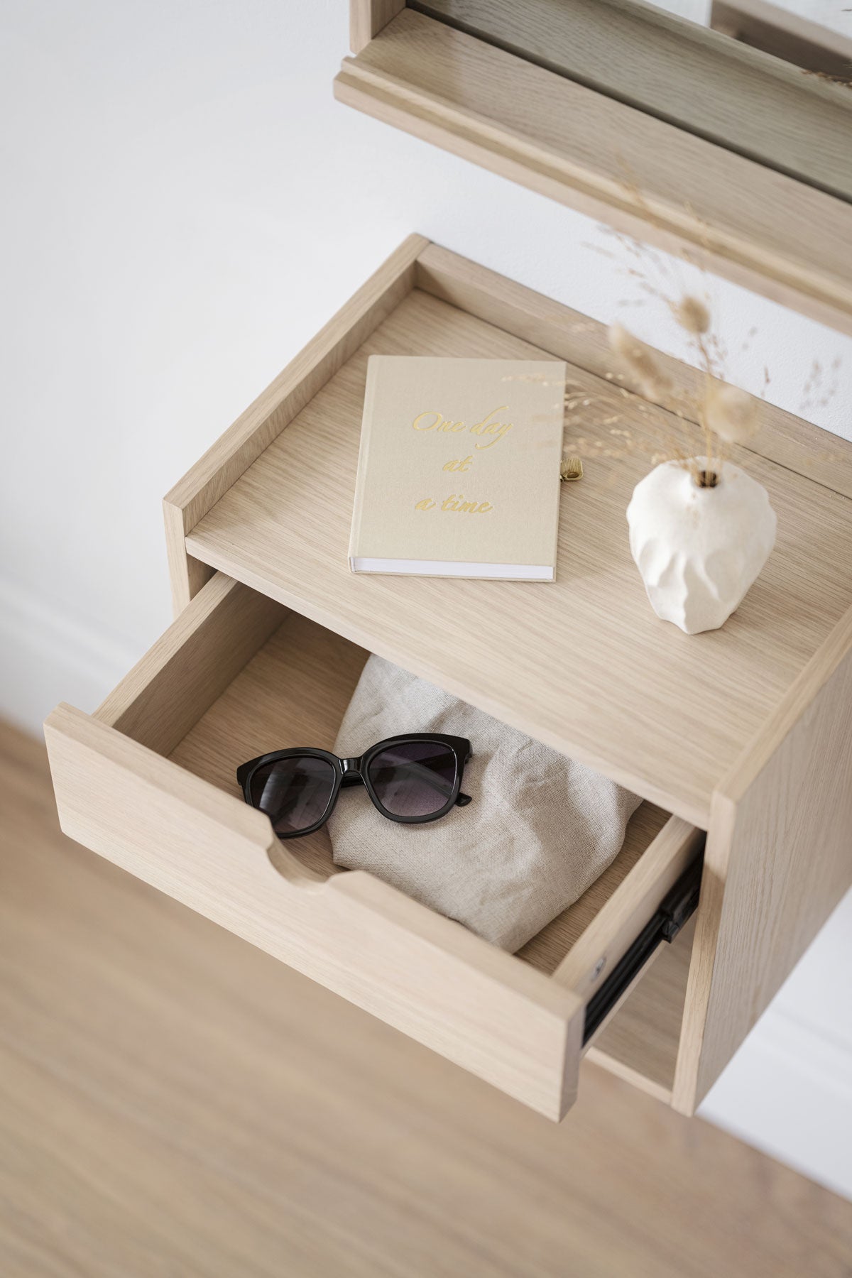 Hillmond Väggskåp/Sängbord i vitpigmenterad ek, utdragen så att man kan se innehållet