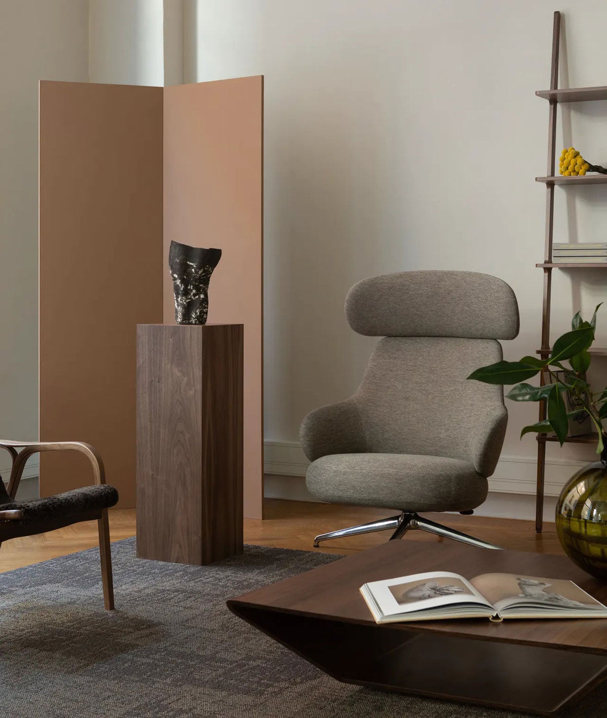 Soffbordet Brasilia i storleken 120 centimeter, av lackad valnötsfanér