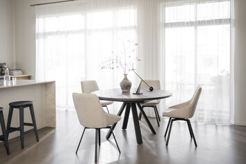 Maddock Matbord med klädda matstolar i kök med öppen planlösning och köksö