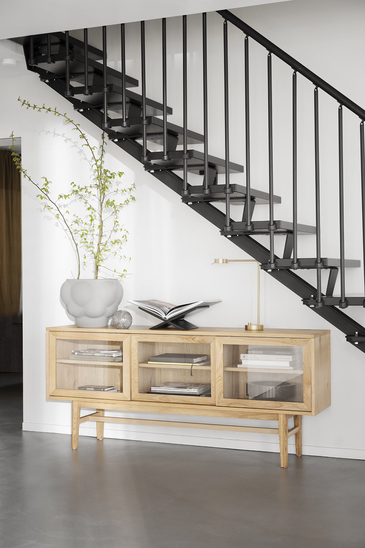  Hazelton Sideboard ståendes bredvid en trappa