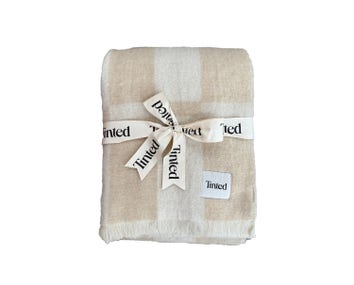 Hallin Mohair Blanket Beige Offwhite från Tinted Objects.