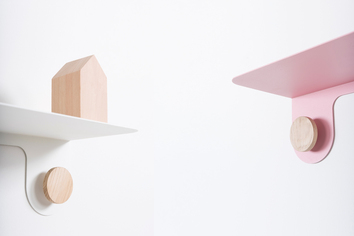 Hook Vägghylla i vitt och rosa