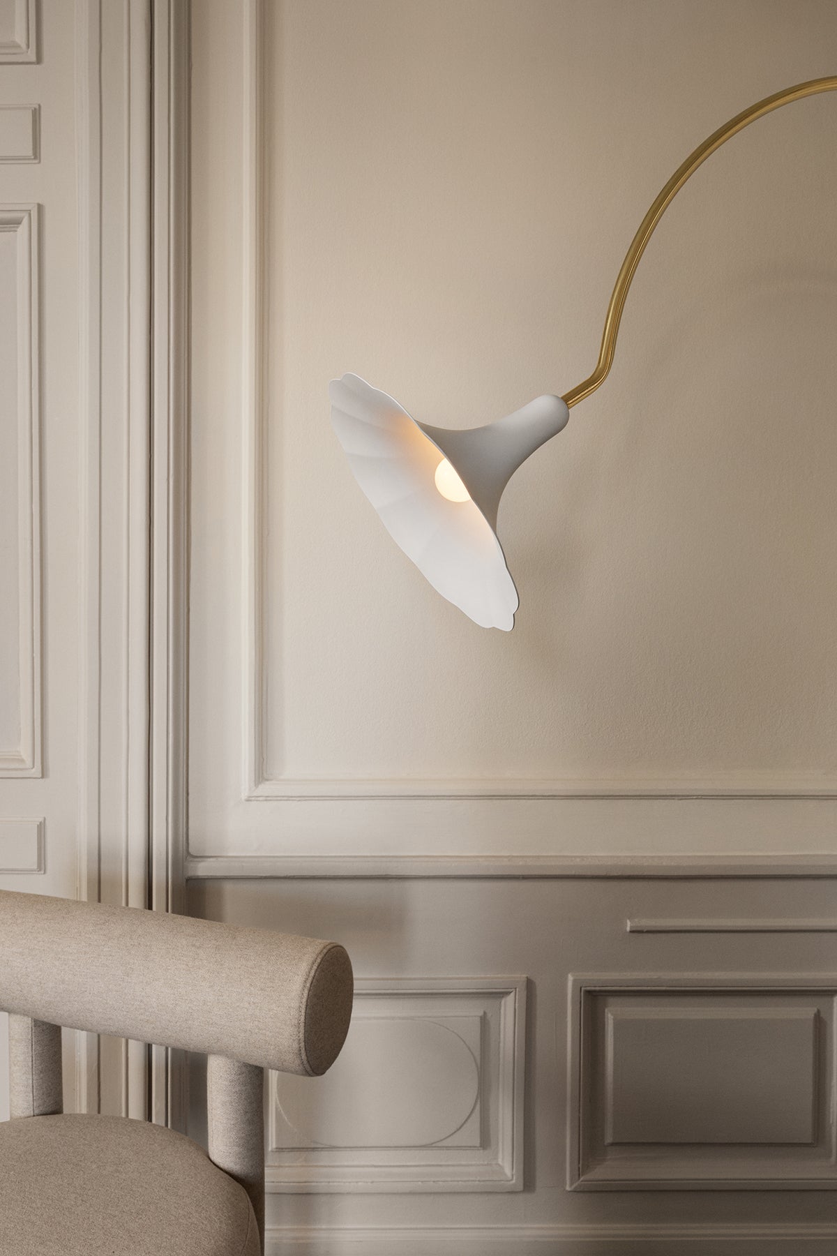 Nuura-Petalii-Floor-Lamp-White-Polished-Brass-Lifestyle-1