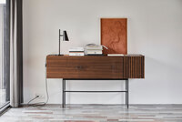 Array Sideboard Valnöt med Cono Bordslampa och dekorativa tidningar