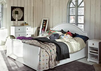 Ett sovrum med Smögen Byrå 4 Lådor och Smögen Sängbord vitt
