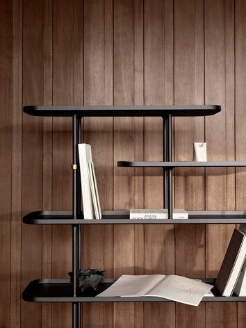 Slice Hylla Hög mot vägg i trä med dekorativa detaljer