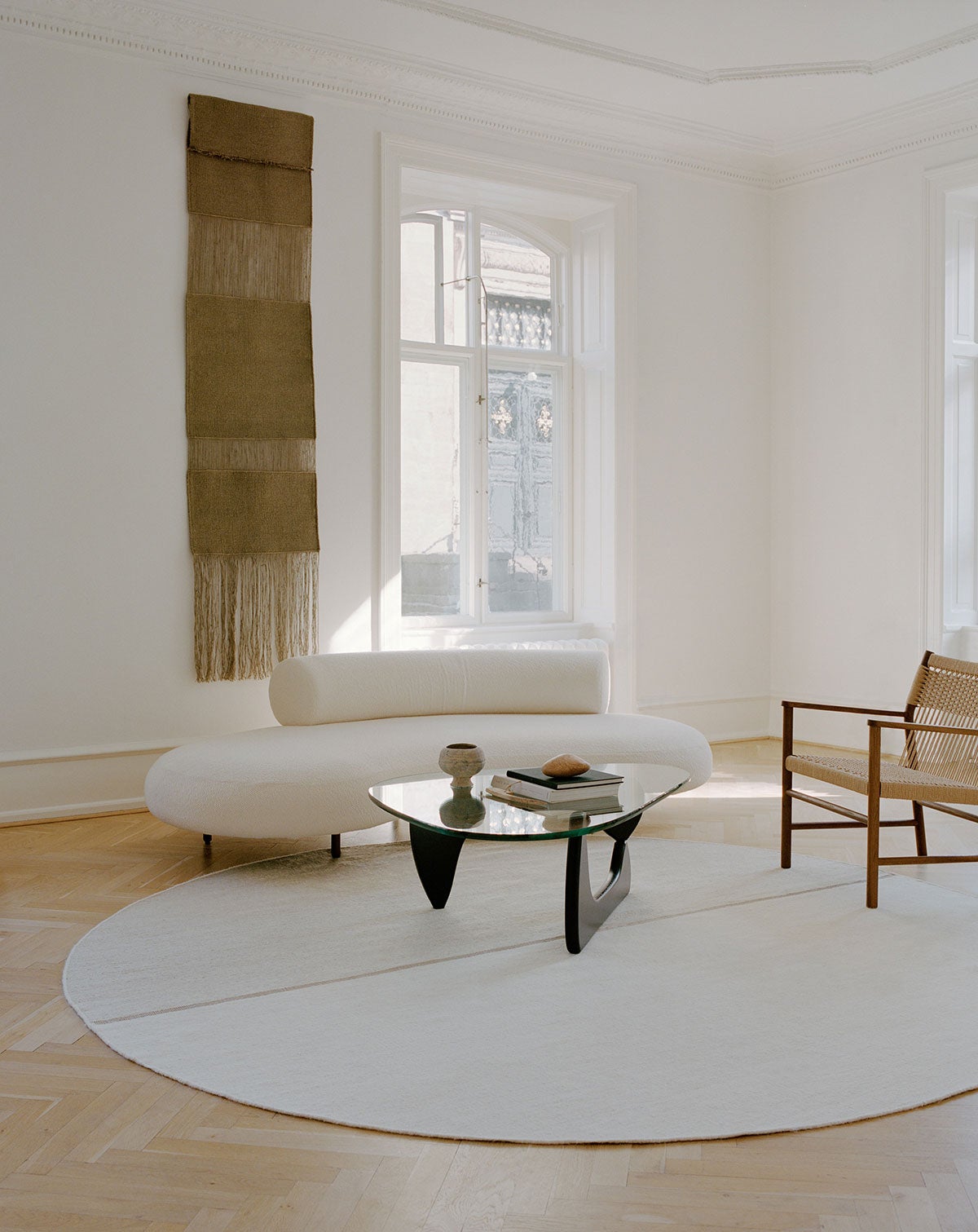 Magnetize Matta i färgen Beige under soffgrupp i vardagsrum