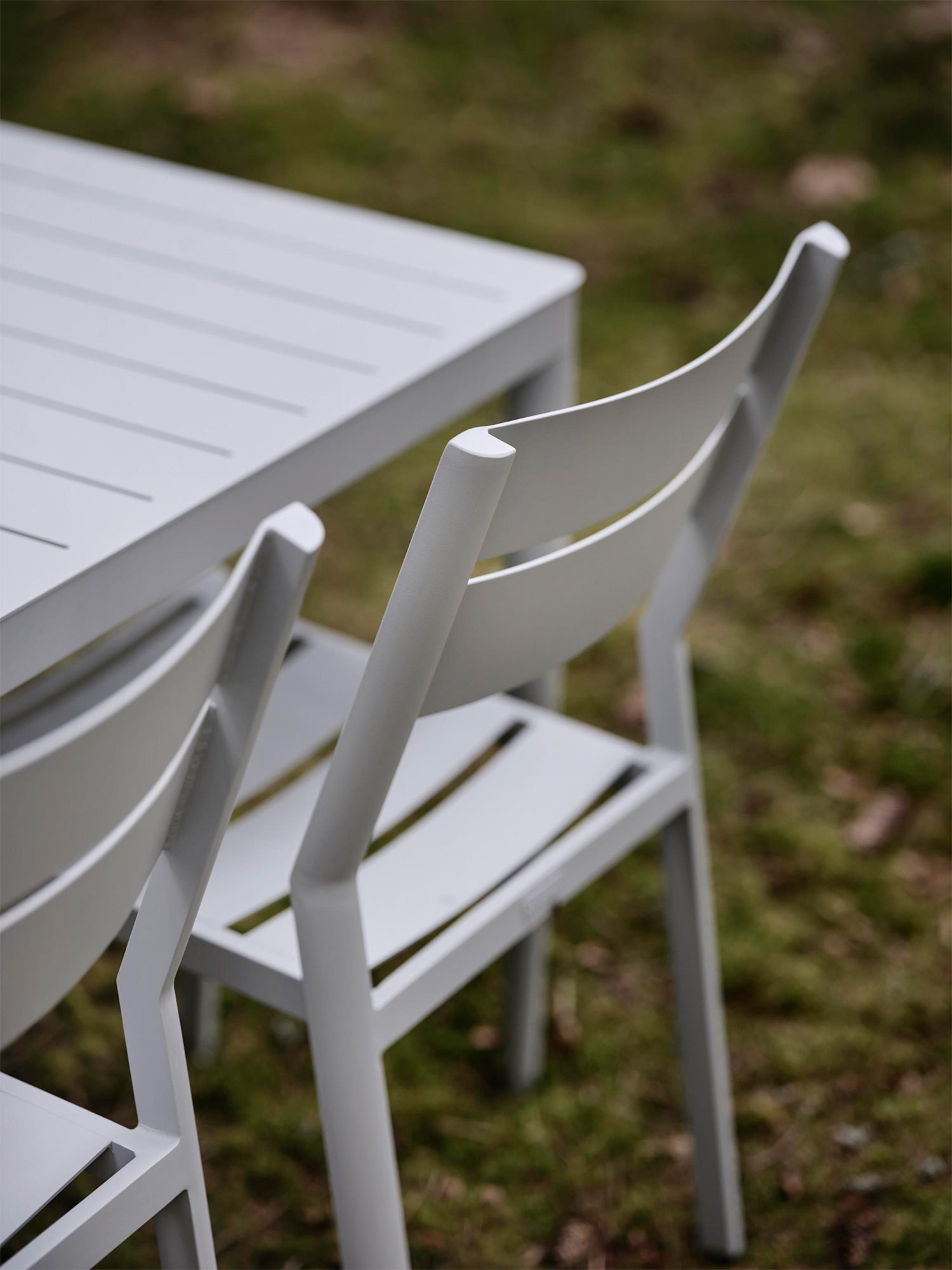 Delia-stol-Lightgrey-detalj-bigby-matbord