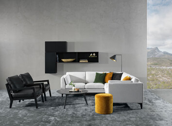 Avignon Hörnsoffa med fåtöljerna Karetta i ett modernt inrett vardagsrum