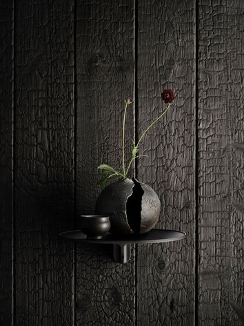 Museum Hylla NM&.045 Svart dekorerad med en vas