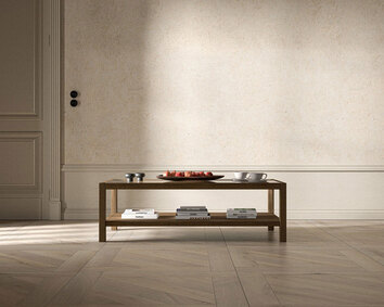 2000 Plus Soffbord i storleken 127x67 centimeter med ljusstakar, koppar, ett fruktfat och en trave böcker