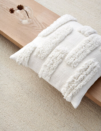 Bricks Kuddfodral 50x50 Vit bredvid en vas med en kvist