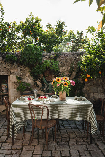 Misty Edge Bordsduk i färgen Jeep Green på dukat matbord utomhus