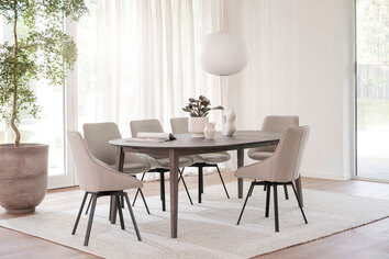 Filippa Matbord i mörkbrun ek i matplats med beige stolar