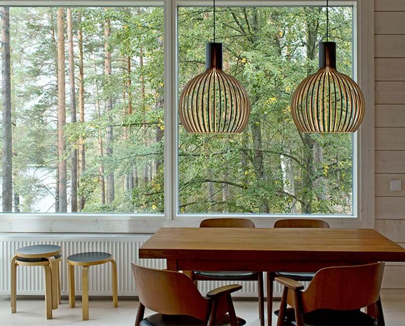 Octo Small 4241 Taklampa Svart ovanför matbord med skogsbakgrund utanför fönstret