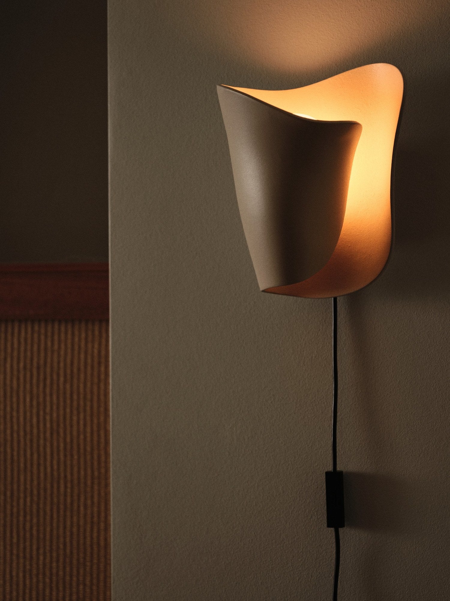 Ferm-Living-Oyster-Wall-Sconce-Light-Cashmere-miljo-1
