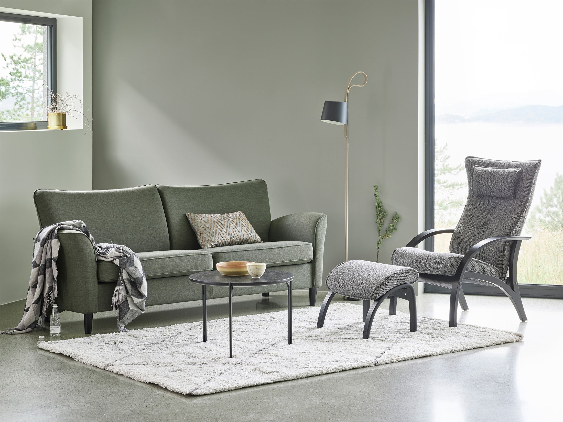 3 sits - 2 plymåer. Armstöd Fia A. Tyg Mia Forest. Fåtölj Delta Adventure Taffie Antrazite