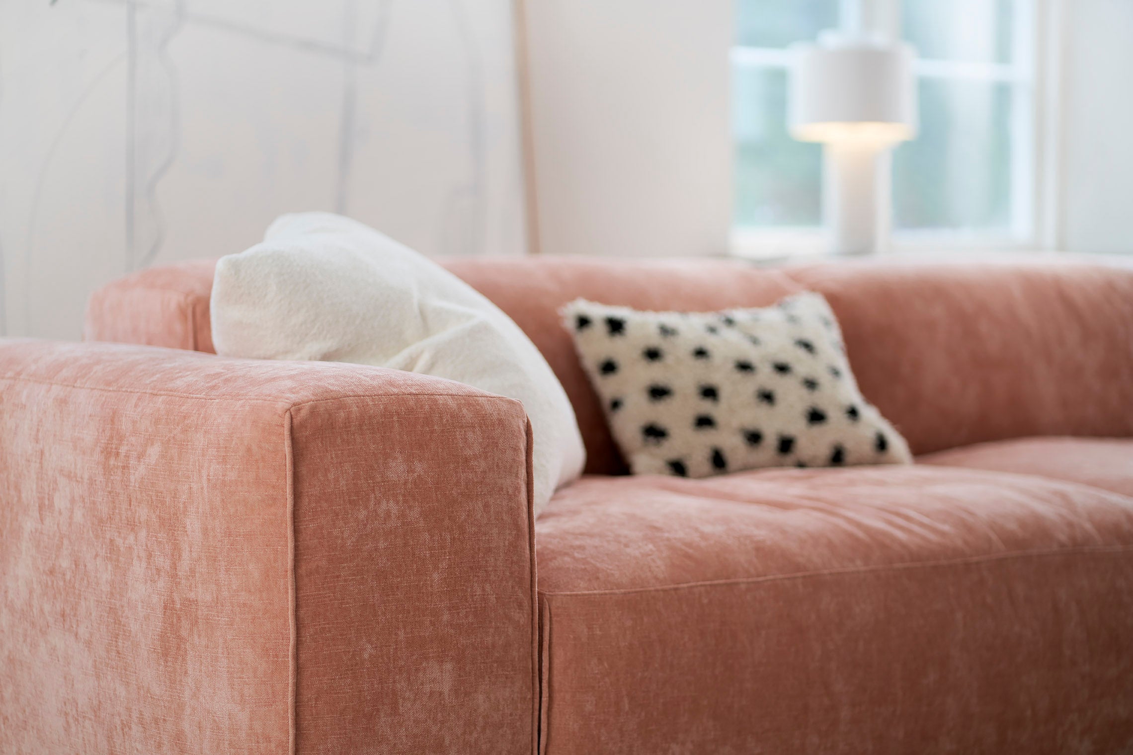 Edda soffa i färgen rosa med ljusa kuddar