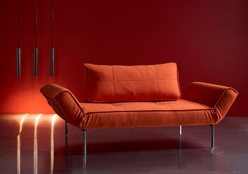 Zeal Bäddsoffa med strawben i tyget 510 Elegance Orange i orange studiomiljö