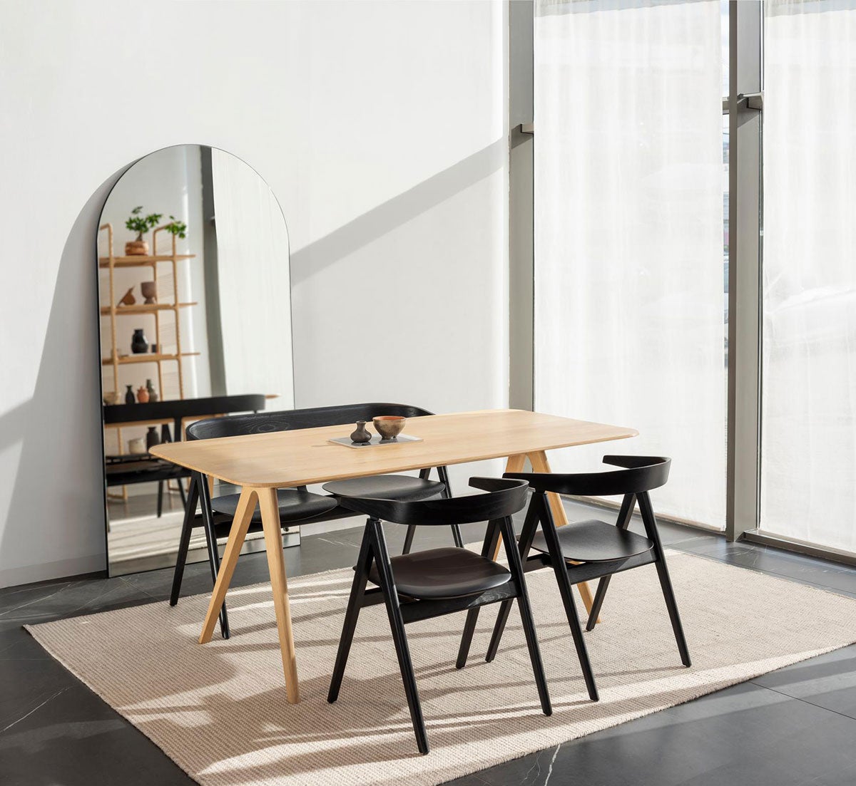 Ava Matbord 160x90 i vitoljad ek på matplats med en bänk och två matstolar