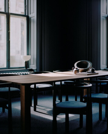 Atlas Matbord, Rökoljad ek i ett nedsläckt kök. 