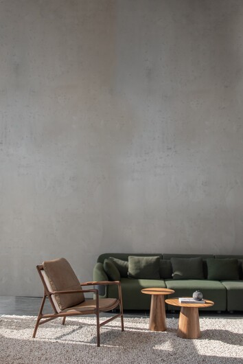 dedo-louge-chair-low-walnut-natural-1510-dakar-leather-stone-1436-mushroom-tables-oiled-walnut-natural-00-1-2-gazzda