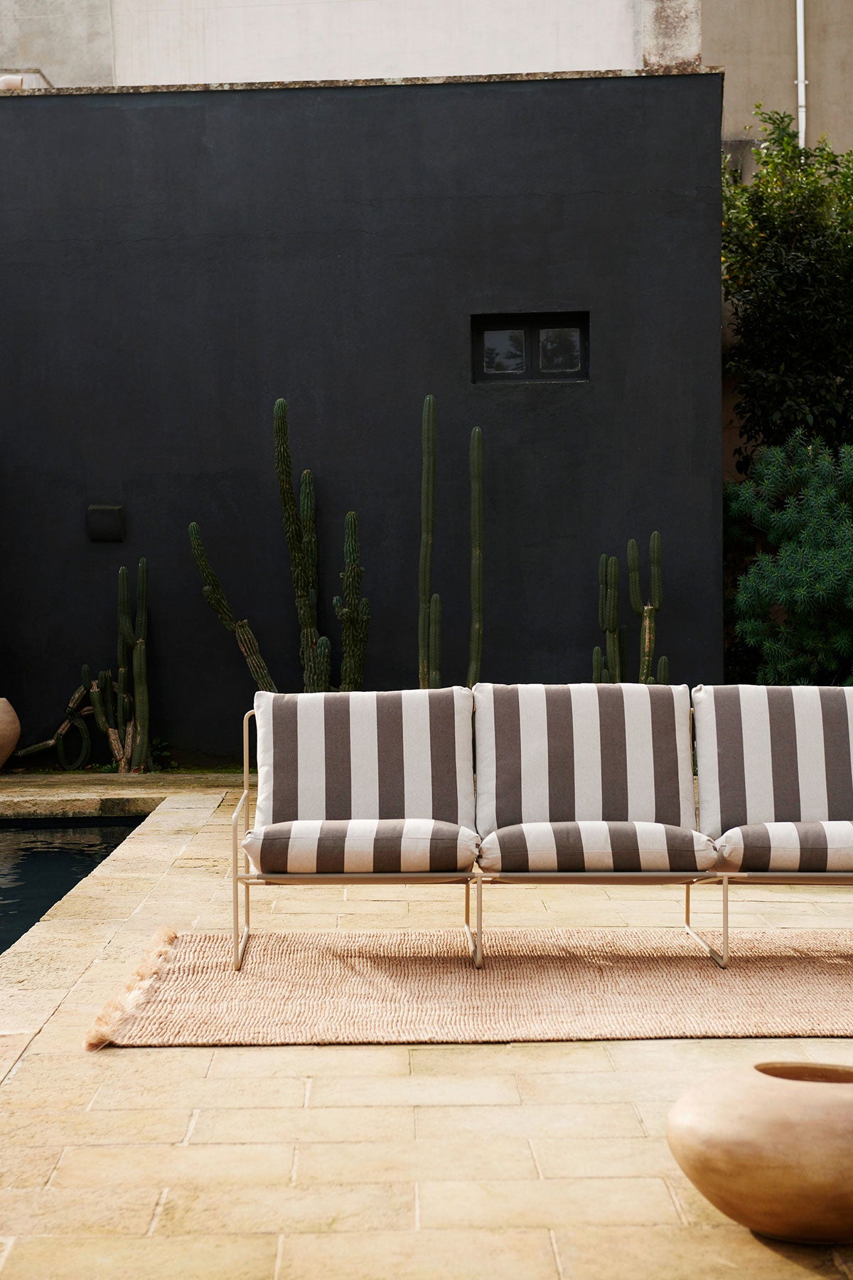 Desert Soffa 3-sits i utförandet Cashmere/Stripe Chocolate vid poolkant