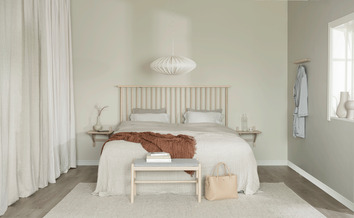 Riggins Sänggavel och Camrose Sängbord i vitpigmenterad ek