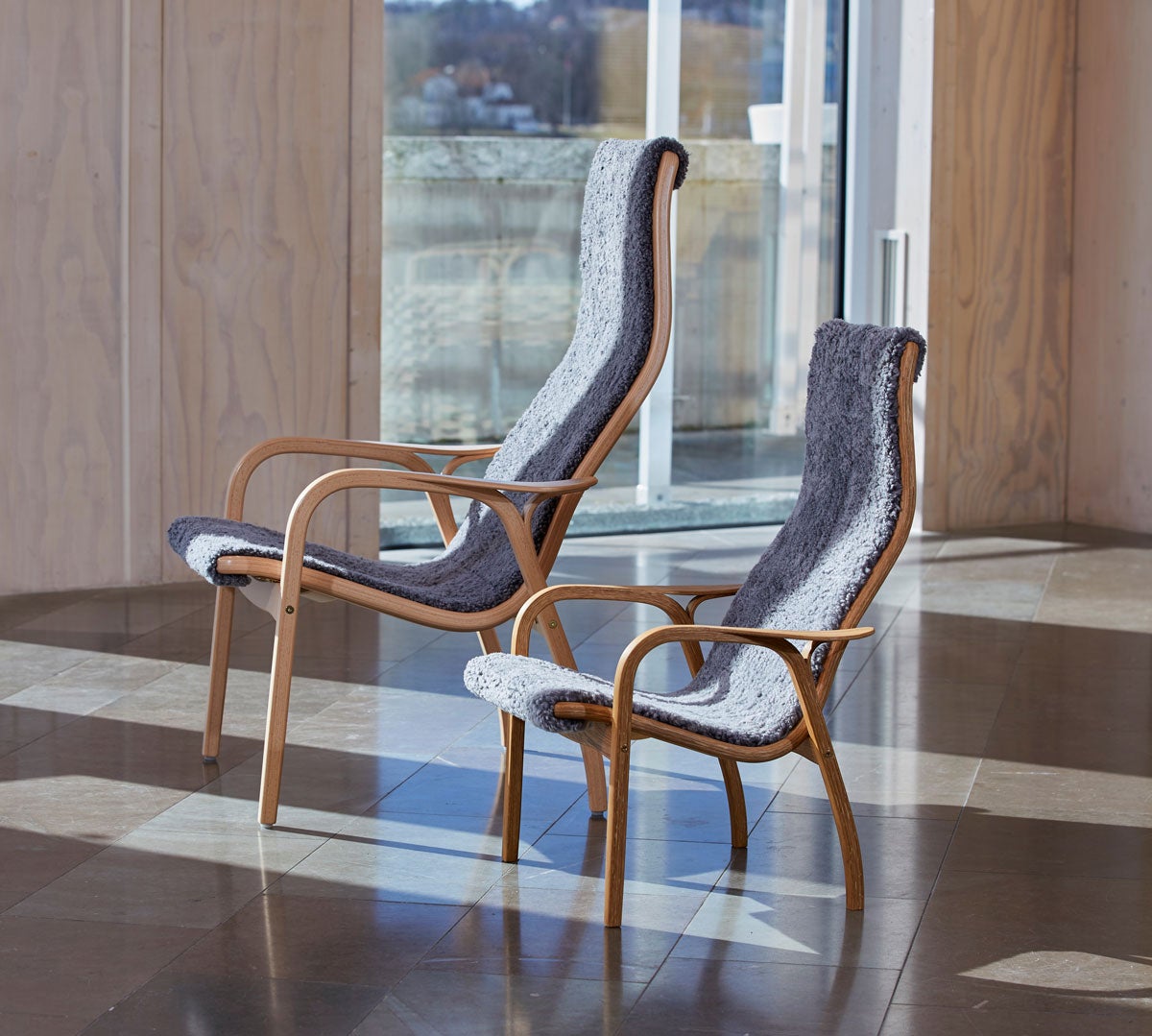 Miljöbild på barnfåtöljen Lamini, här visad med fåtöljen Lamino. 