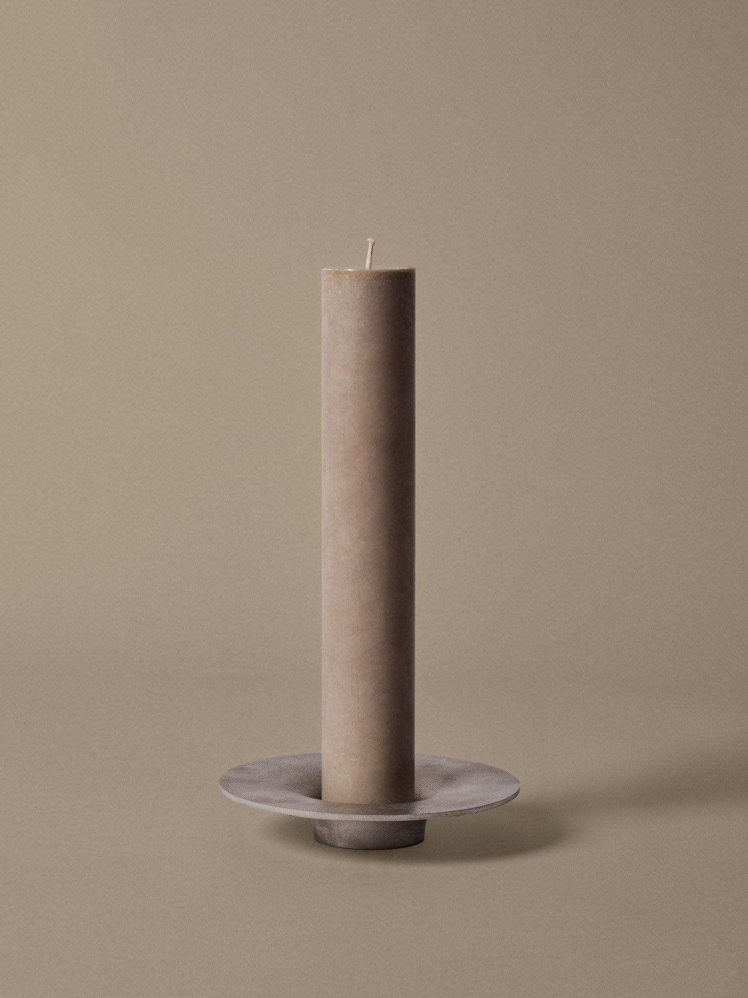 Ferm-Living-Soothe-Block-Candle-Holder-Aluminium-1982-miljo-1