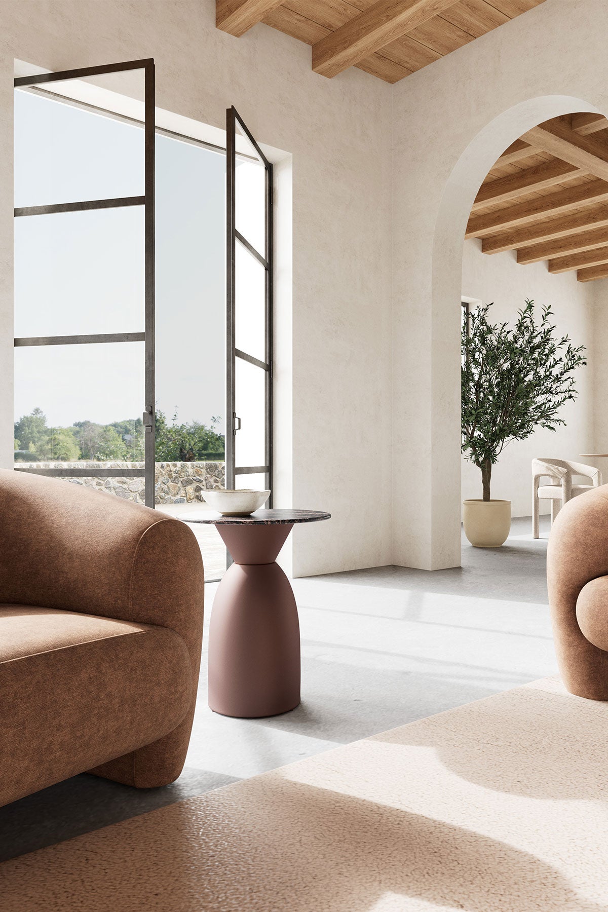 Ferrol soffbord i brun marmor med bronsfärgad stålfot i vardagsrumsmiljö med soffor. 