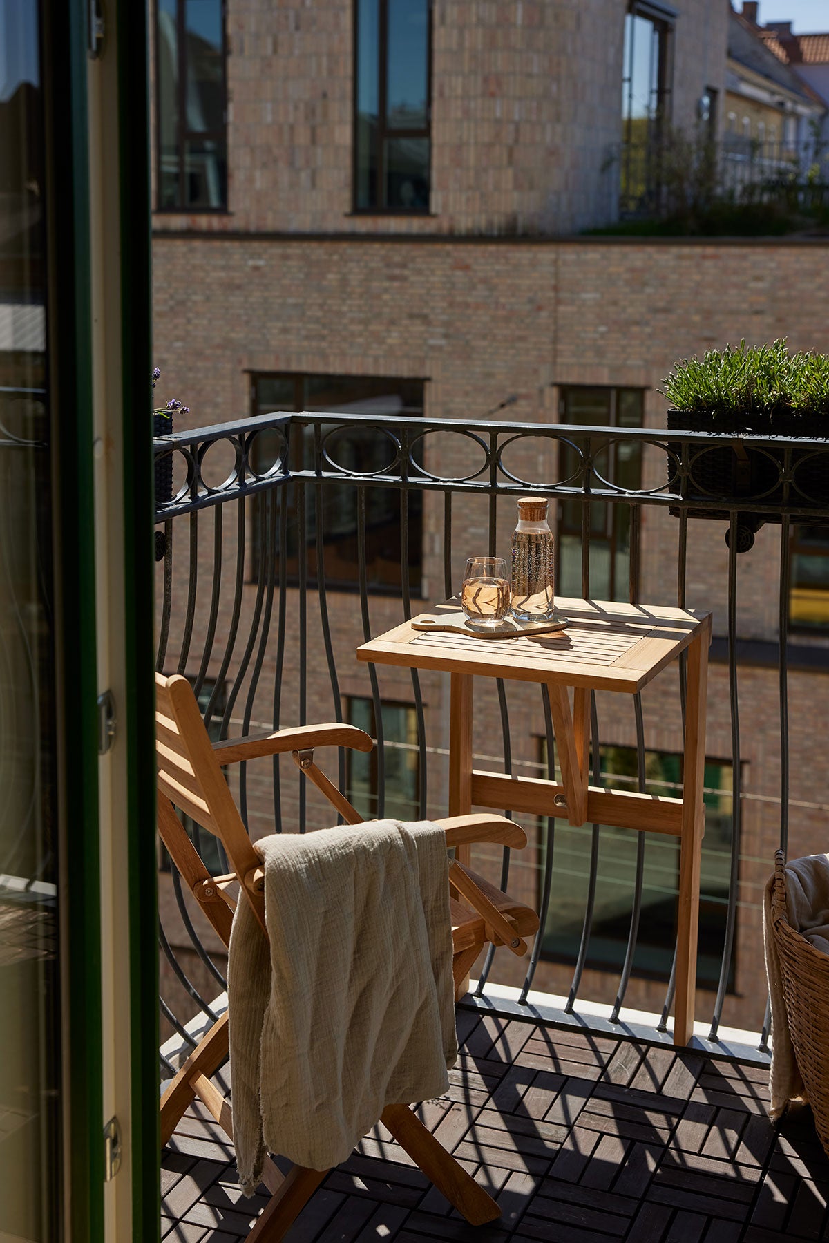 Balkongbord från Cinas på solig balkong