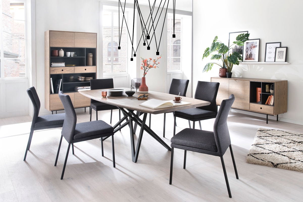 Korgen Matbord i ljus, modern inredning med svarta matsalsstolar