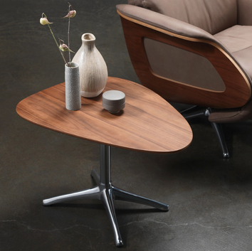 Flexlux Table in walnut and aluminium next to a Flexlux relax chair