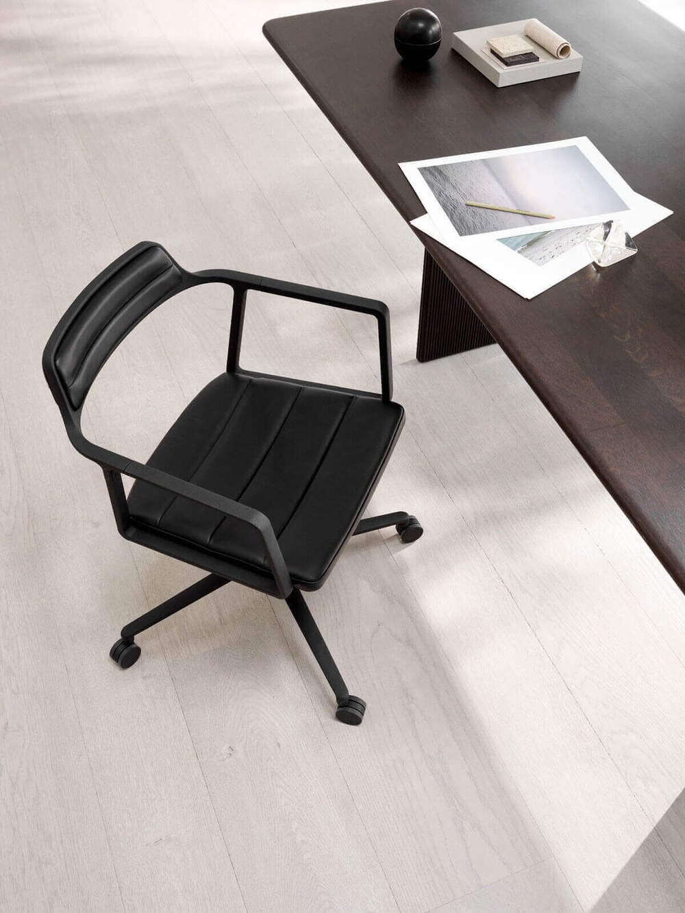 vipp452-swivel-chair-black-03-low (1) (1) (1) (1)