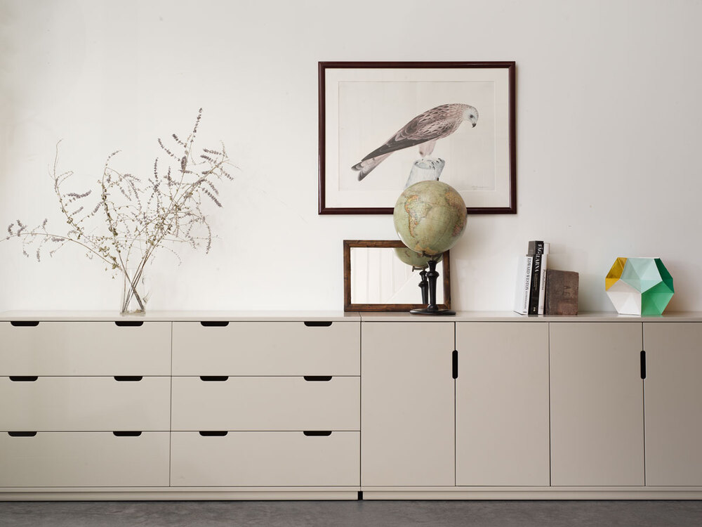 Aoko-Dubbelbyra-Sideboard-Beige-Miljo-1.jpg