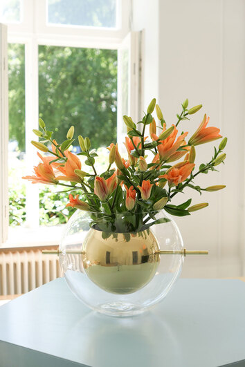 Alba Vas Rund med orange liljor