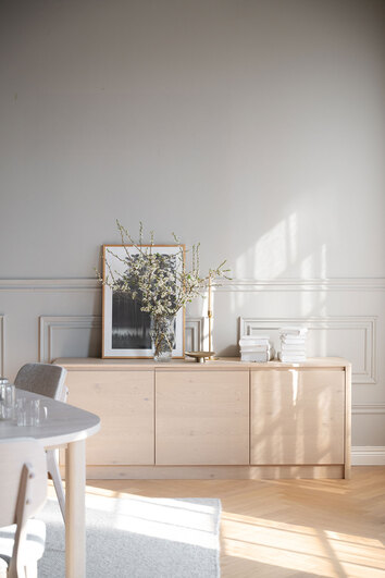 Melstone Sideboard i höjd 70 centimeter i vitpigmenterad ek med dekorativa detaljer i ljust vardagsrum