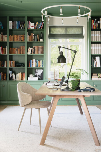 Drake Karmstol i beige tyg och beige metallben vid skrivbord