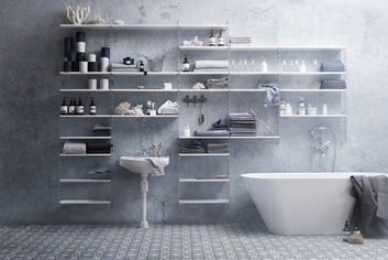 String Badrum. Plexi gavlar och vita hyllplan