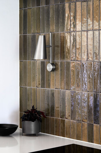 Cono Vägglampa i metall hängande i modernt kök med brunt kakel