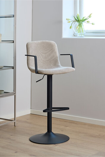 Pablo barstol i hemmamiljö med beige tapet och trägolv. 