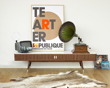 AK 2720 TV-bänk dekorerad med en TV, en tavla och en grammofon