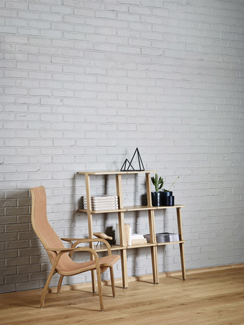 Libri Hylla med tre hyllplan i ask bredvid Lamino Fåtölj i läder