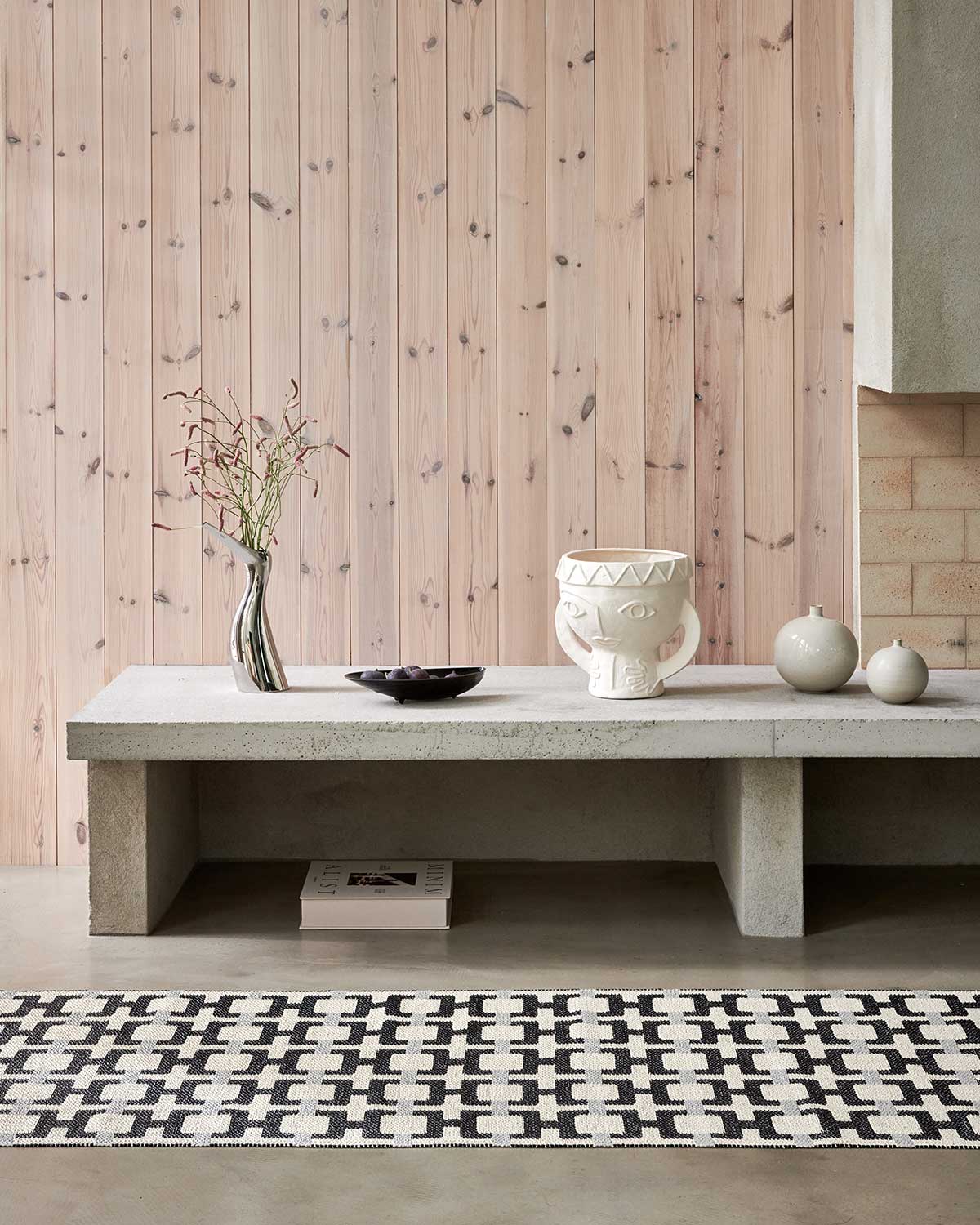 Pappelina-Tom-Runner-Black-Lifestyle